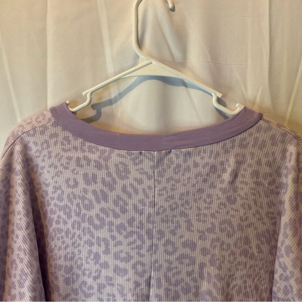Heimish Women’s Short Sleeve V-Neck Lilac Leopard Print Size Large - Picture 8 of 14